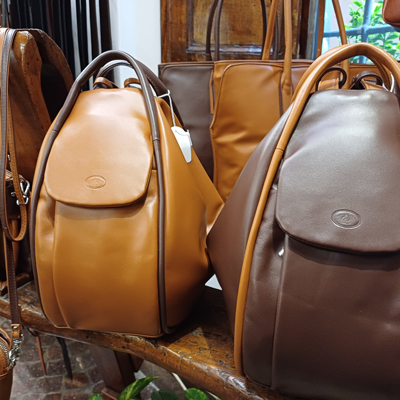 Elegant tan leather handbag with brass hardware made in Rome