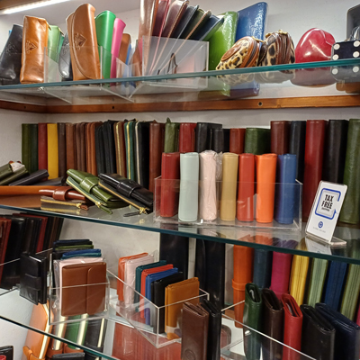 Vintage style shoulder bag in full grain Italian leather